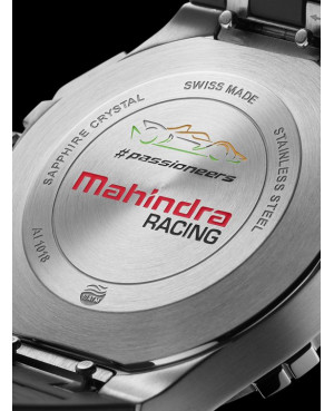 Na deklu wygrawerowano logo zespołu wyścigowego Mahindra Racing