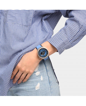 Swatch SB07S106 Big Bold Azure Blue Daze na nadgarstku modelki