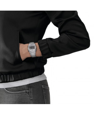 Szwajcarski elegancki zegarek Tissot PRX Digital T137.263.11.030.00 na nadgarstku modelki