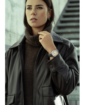 Szwajcarski elegancki zegarek damski Certina DS-1 Day-Date C029.430.16.011.01 na nadgarstku modelki