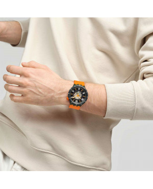 Swatch SB03G107 FALL-IAGE  na nadgarstku modela